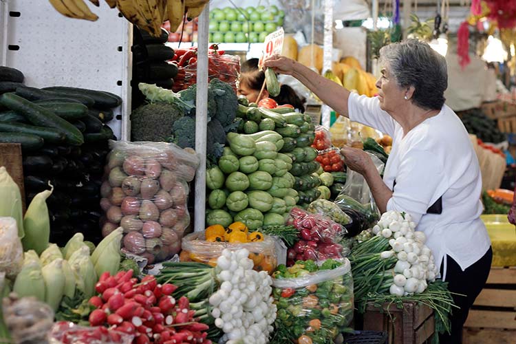 Baja la confianza del consumidor 0.96% en noviembre