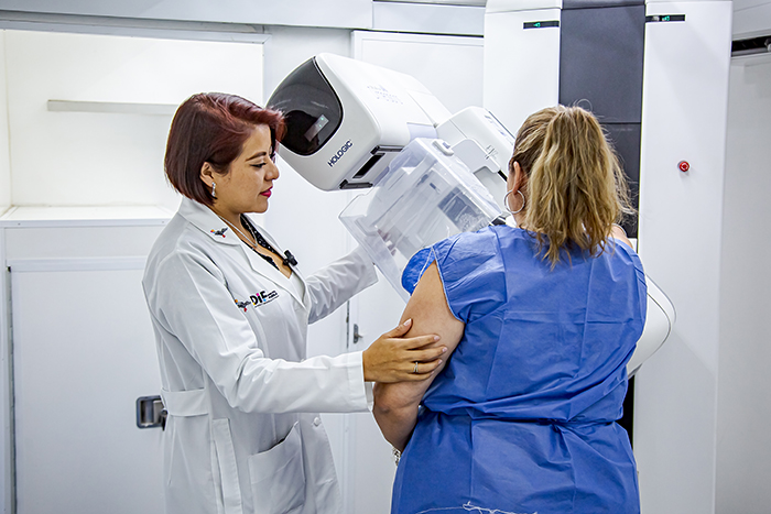 DIF brinda apoyo para detección de cáncer de mama en Puebla capital