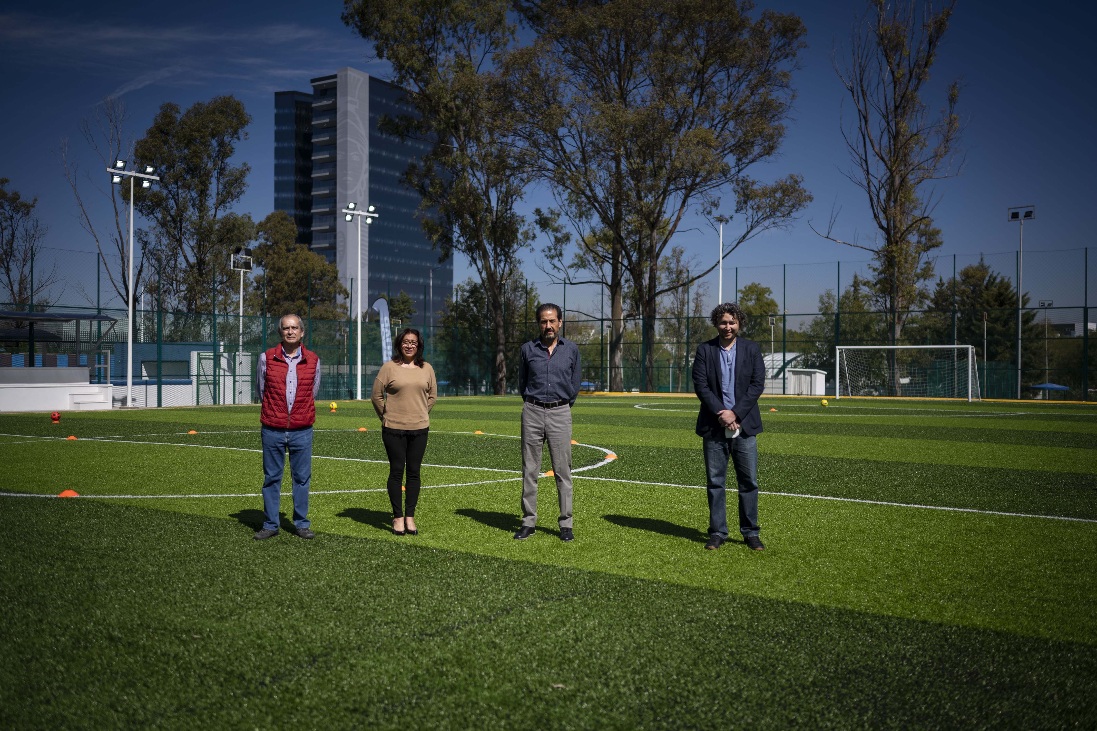 Alfonso Esparza inaugura cancha de fútbol del Complejo Deportivo