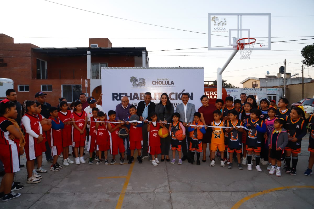 Rehabilita Tonantzin Fernández canchas de San Diego Cuachayotla