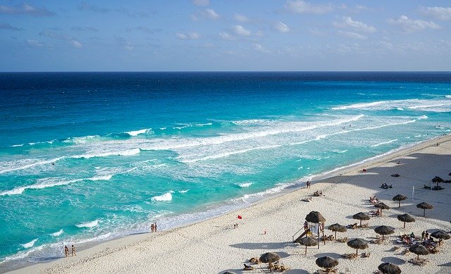 Reabren las playas en Cancún para recibir a turistas