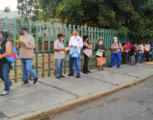 Candidato del PES se promociona en filas para la vacuna Covid en Izúcar