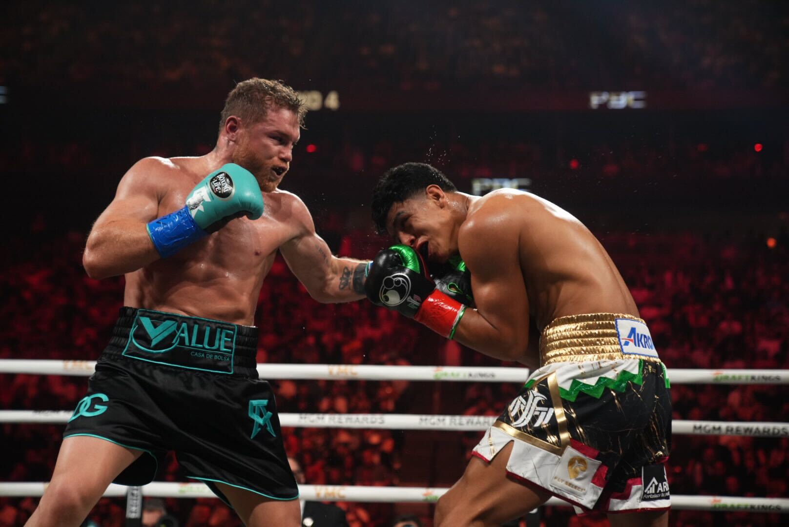 Canelo Álvarez levanta los puños ante Munguía