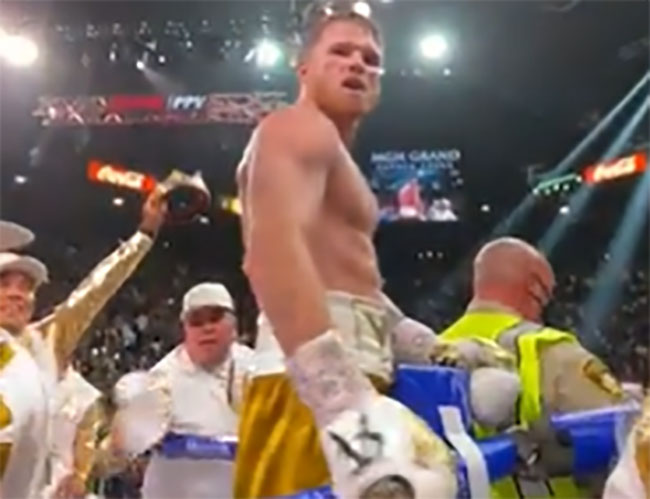 VIDEO Canelo Álvarez arrasa en su división y hace historia