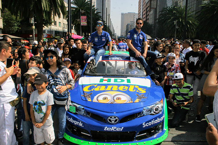 Disfrutan poblanos del Nascar Parade