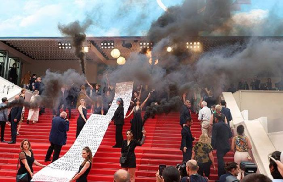 Protesta en Cannes contra feminicidios 