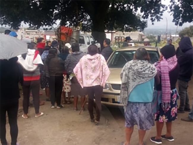 Por fumigar en panteón habitantes de Canoa retienen a dos personas