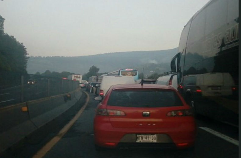Cierran campesinos la autopista México-Puebla