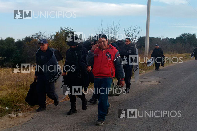 Liberan a 100 agentes retenidos durante 6 horas en Tlahuapan