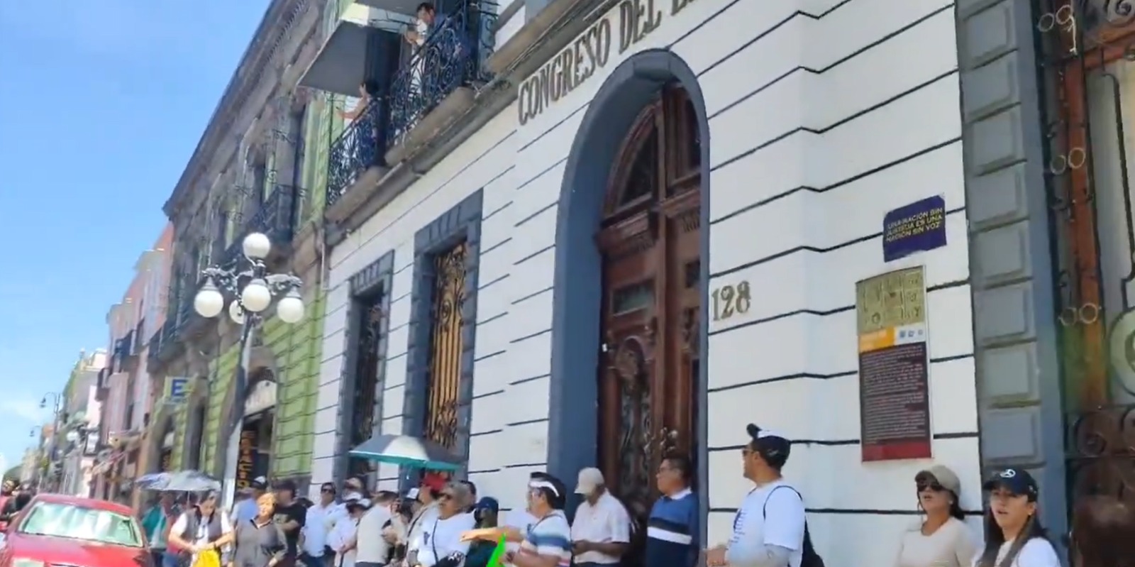 VIDEO Trabajadores del Poder Judicial se manifiestan en el Congreso del Estado