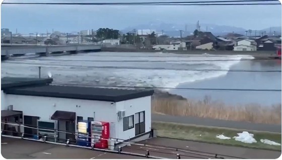 VIDEO Golpean primeras olas de tsunami a Japón