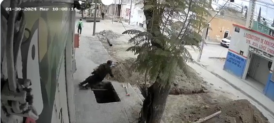 VIDEO Persona de la tercera edad cae a registro sin tapa en Tehuacán