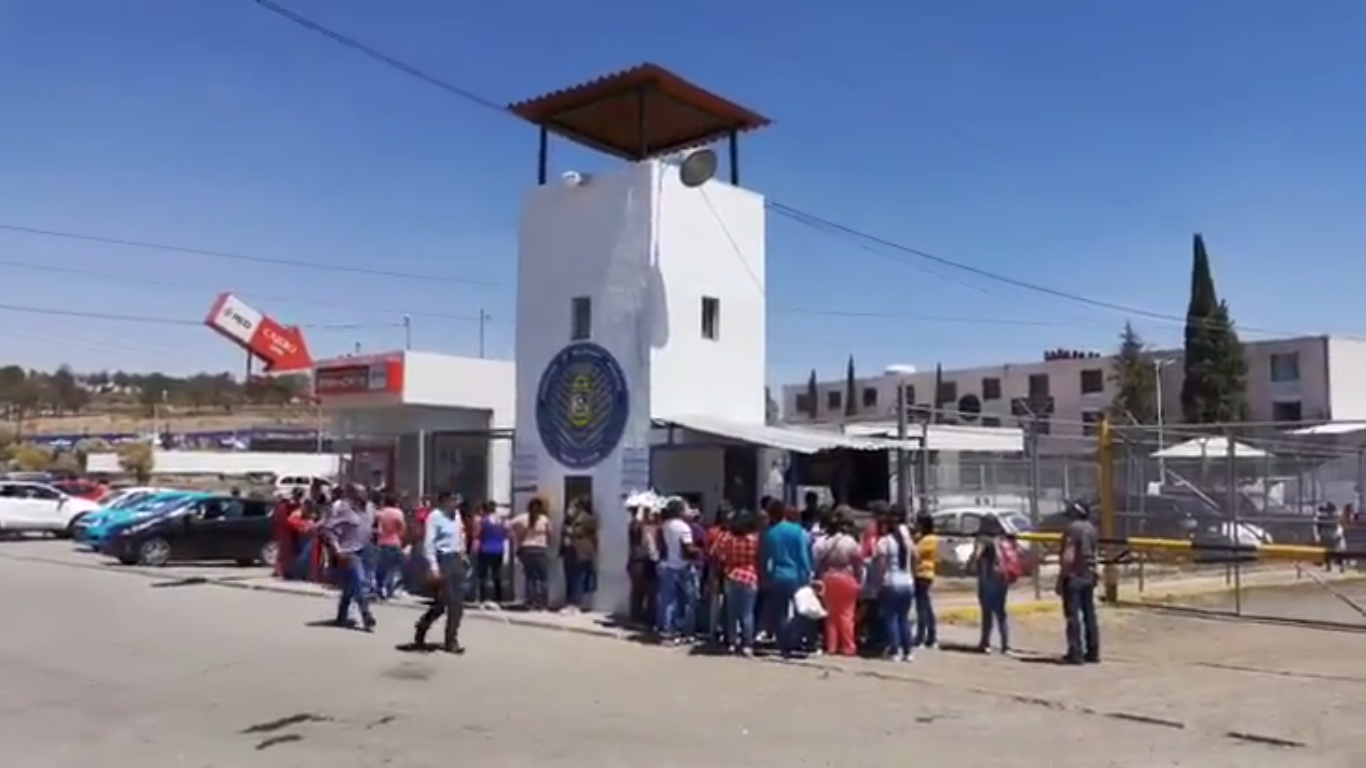 Protestan familias por suspensión de visitas en San Miguel