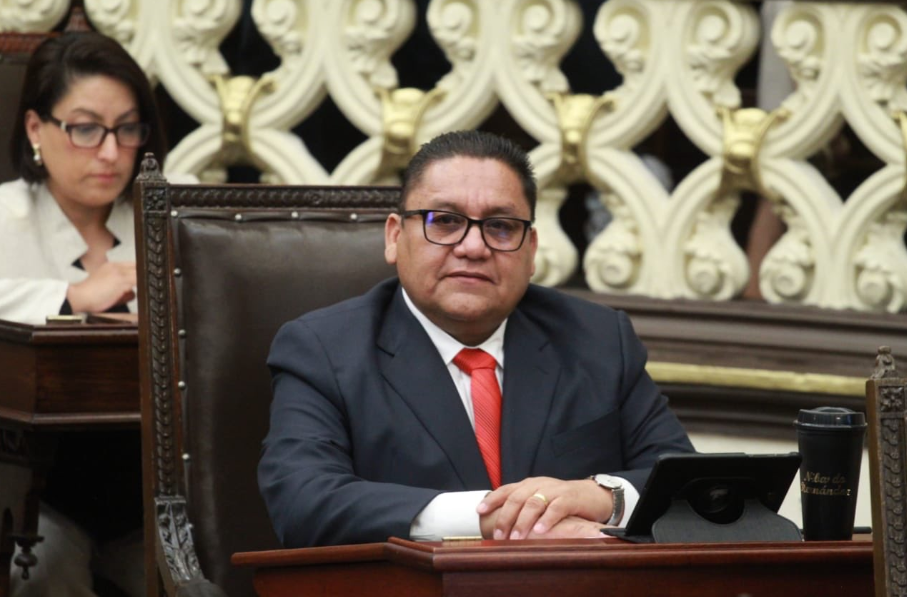 El coronavirus fue creado en EU dice diputado y se burlan de él