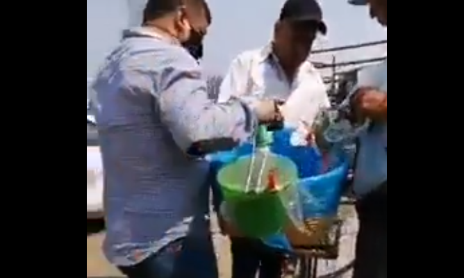 VIDEO Inspectores arrebatan sus tacos de canasta a vendedor en Cholula