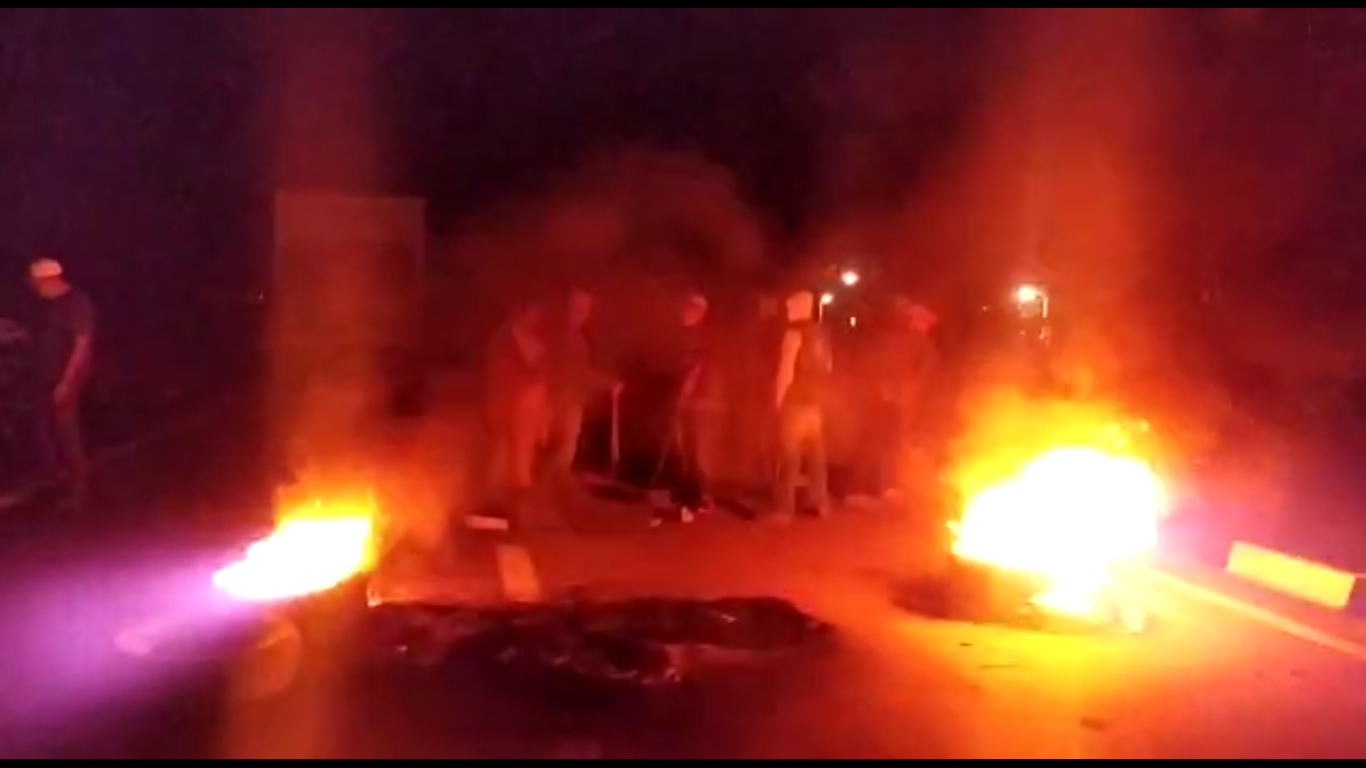 VIDEO Con barricadas tlaxcaltecas bloquean federal a Texmelucan