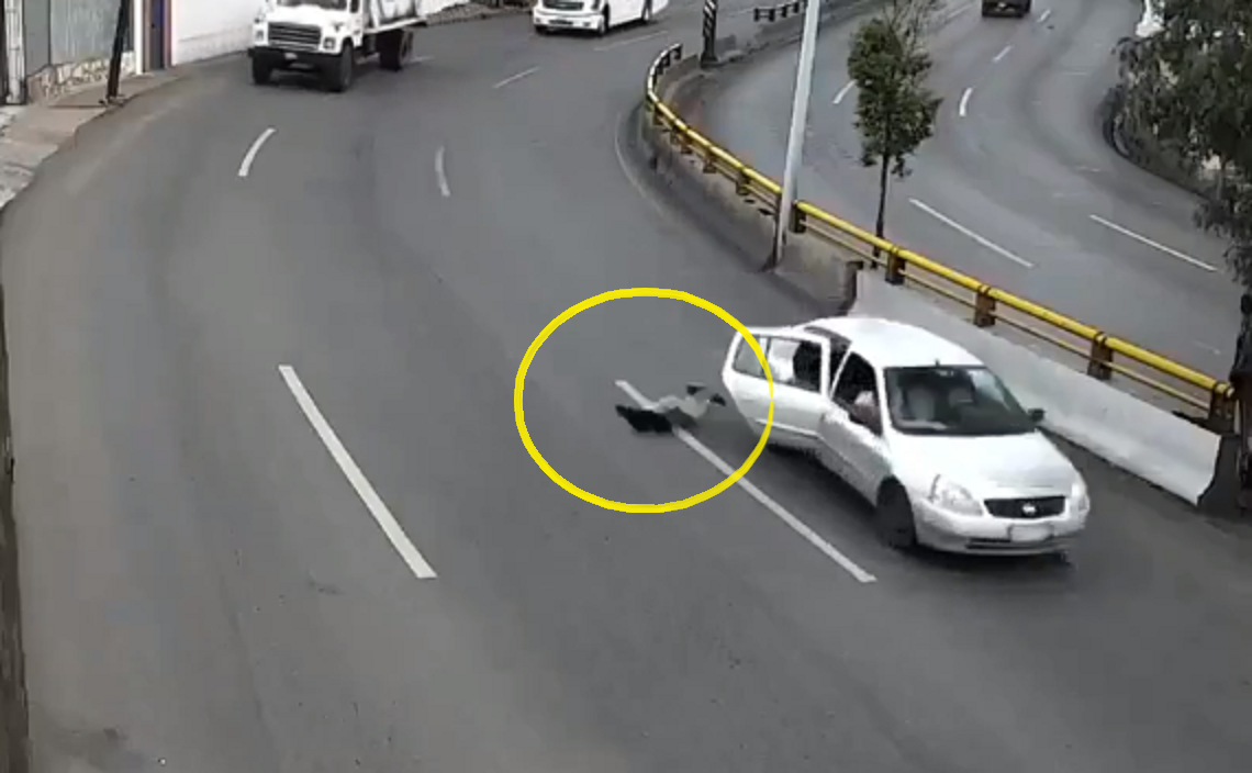 VIDEO Niño sale volando de un auto en plena carretera en Zacatecas