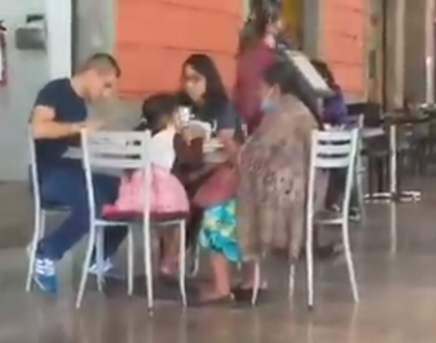 VIDEO Las vieron pedir caridad en Puebla y las invitaron a comer