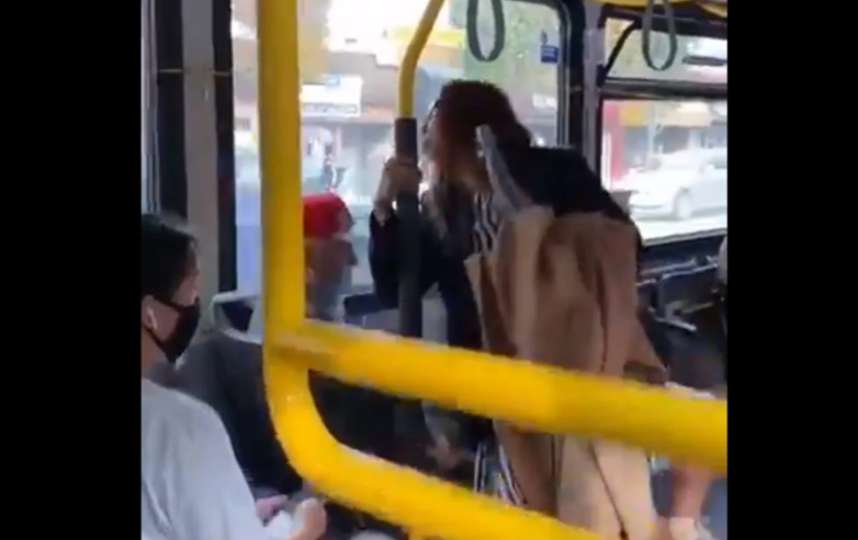 VIDEO Lanzan de autobús a mujer que escupió a otro pasajero
