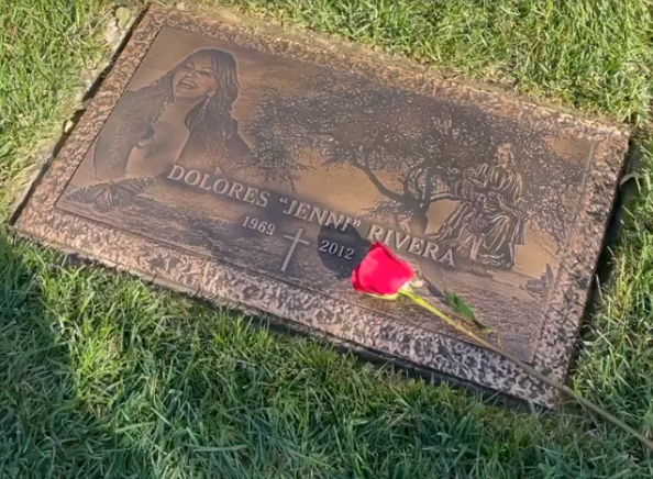 Convierten tumba de Jenni Rivera en jardín y su mamá lo agradece