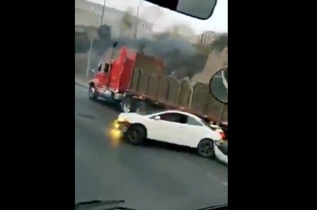 VIDEO Tráiler arrastra automóvil en la México-Querétaro