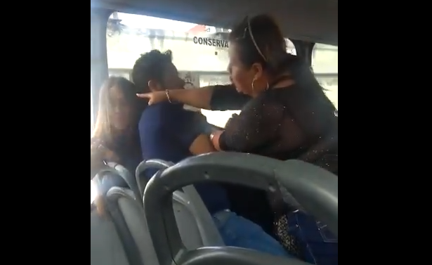 VIDEO Mujer encuentra a su esposo con la amante en el camión