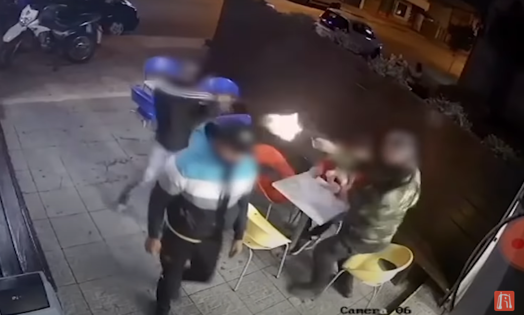 VIDEO Dispara policía contra asaltantes mientras comía con su hijo