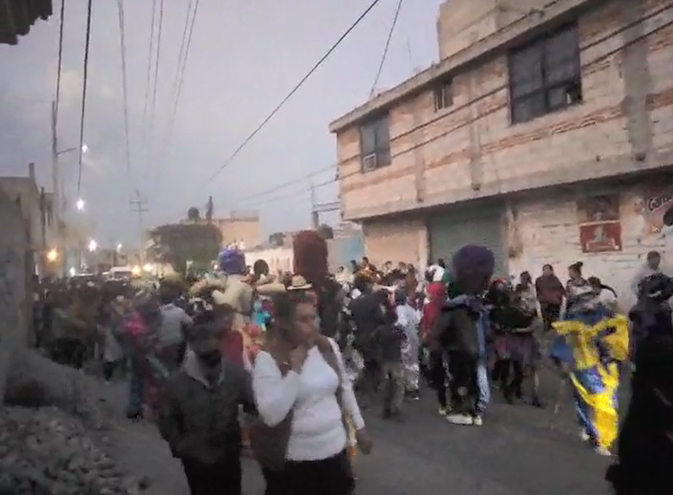 VIDEO Desafían al Covid con carnaval en Texmelucan
