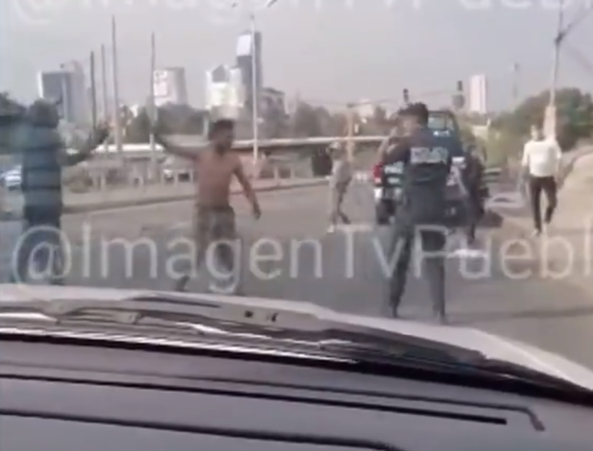 VIDEO Round entre policías de Puebla y limpiaparabrisas en la 11 Sur