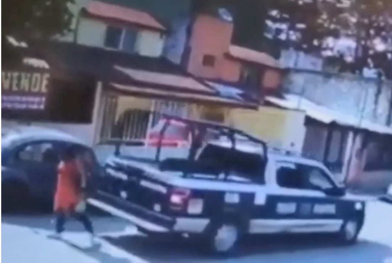 VIDEO Patrulla municipal atropella a mujer en Huauchinango