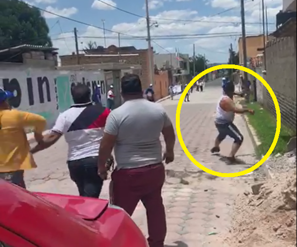 VIDEO A pedradas reciben a Óscar Anguiano en Tlalancaleca