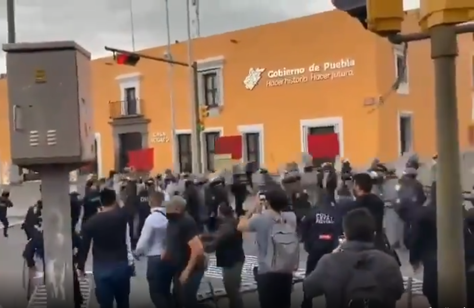 Policía estatal desaloja a normalistas que cercaban Casa Aguayo