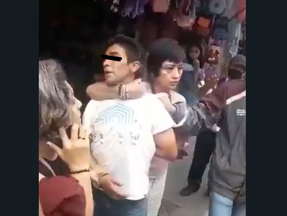 VIDEO Mujeres someten y entregan a presunto ladrón en Centro de Puebla