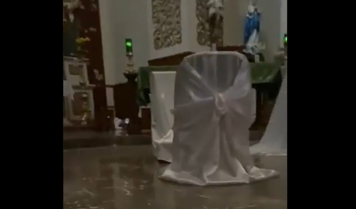 VIDEO Ruegan a Dios en medio de balacera atrapados en la iglesia