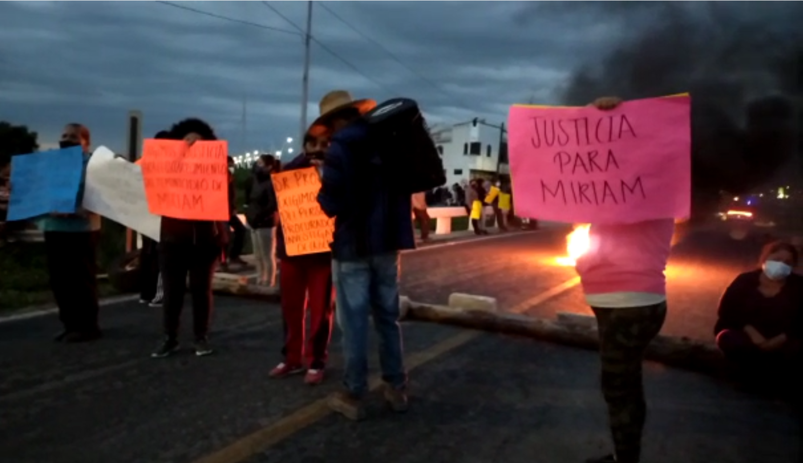 VIDEO Bloquean la Tlaxcala-Texmelucan, exigen el cuerpo de Miriam