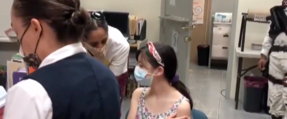 Vacunan niña de 13 años contra Covid-19 