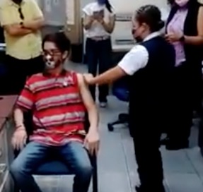 Joven de 16 años es vacunado contra COVID