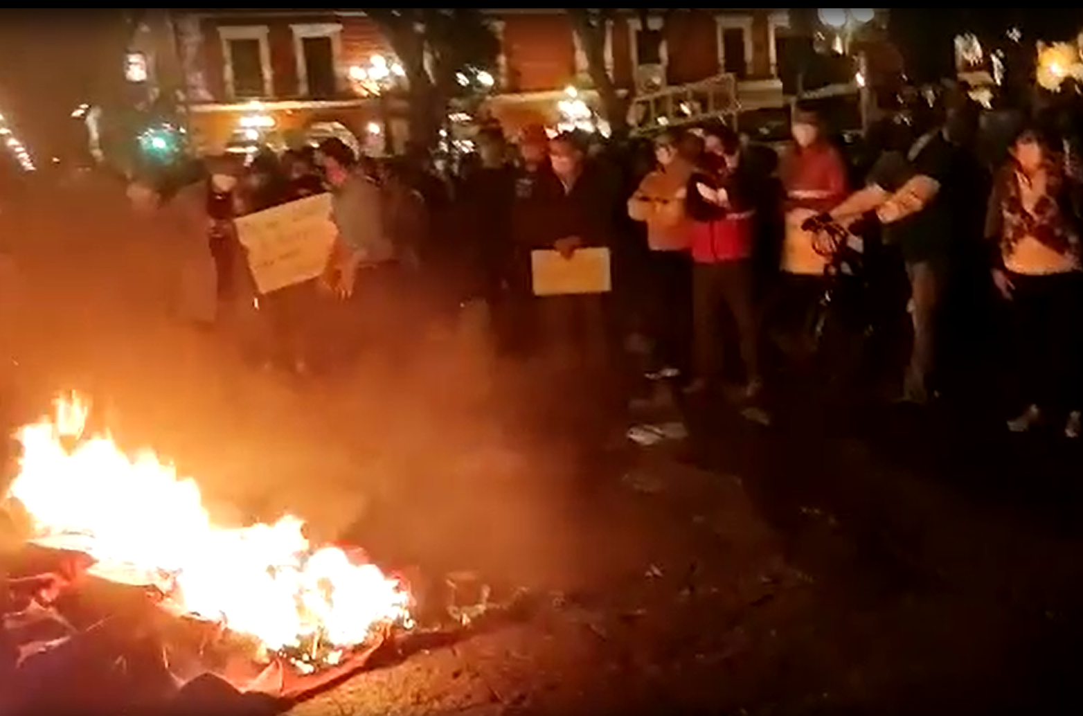 VIDEO Aprueba Cabildo de Puebla entrega de bases; sindicalizados protestan con fogata