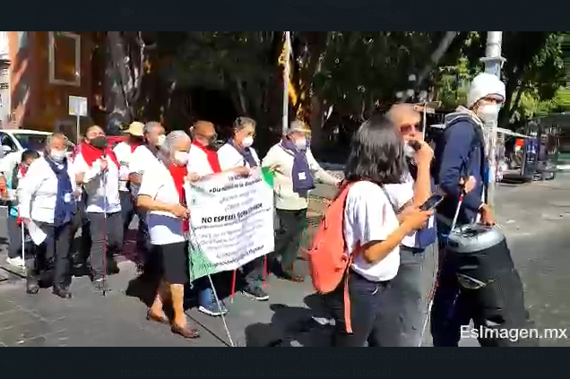 Personas con discapacidad visual exigen oportunidades laborales en Puebla