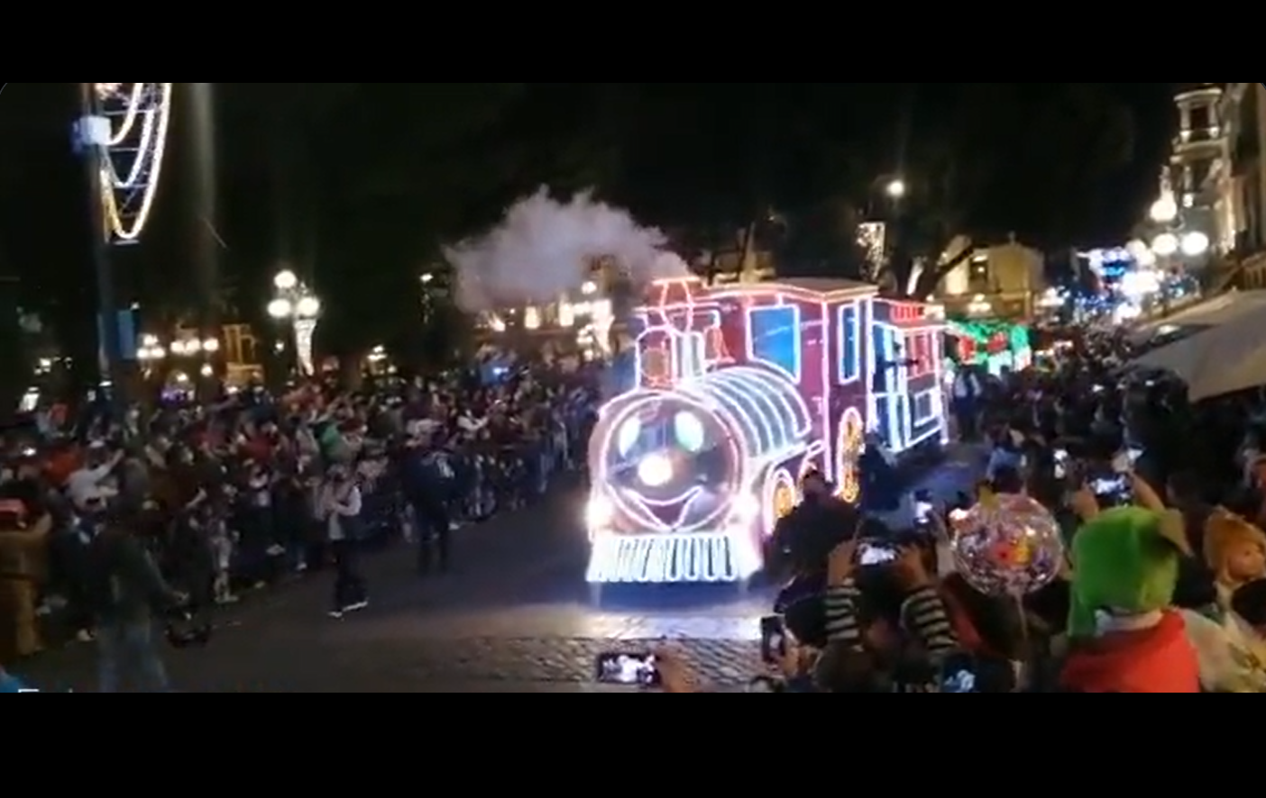 VIDEO Poblanos pierden el miedo al Covid para ver a los Reyes Magos