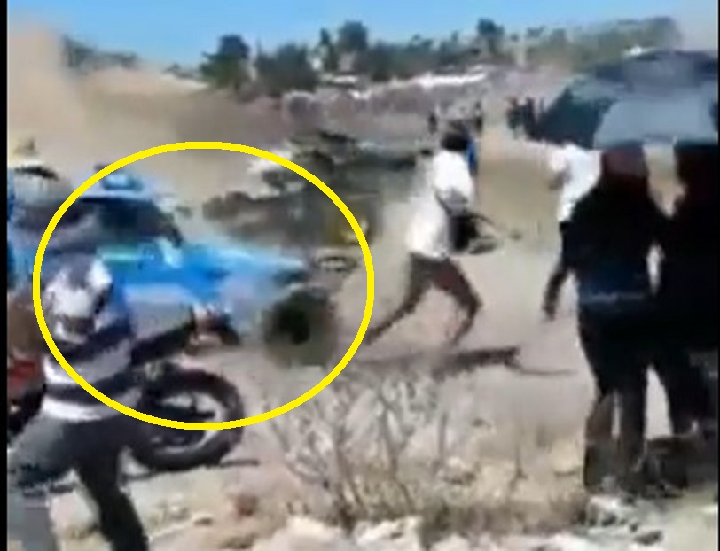 VIDEO Carcacha arrolla a dos personas durante carrera en Lara Grajales
