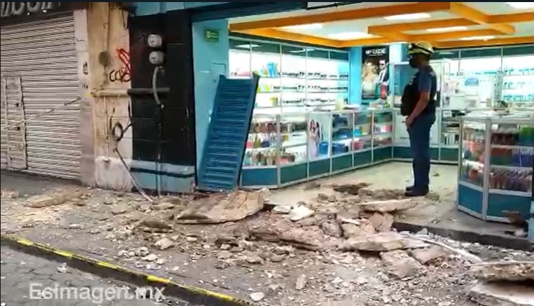 Se desploma marquesina sobre dos personas en pleno centro de Puebla