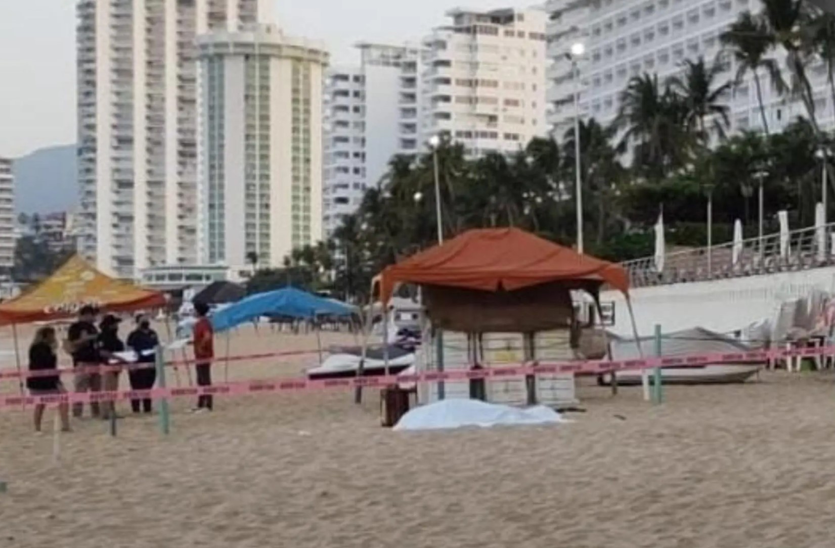 Asalto en playa de Acapulco deja un turista muerto