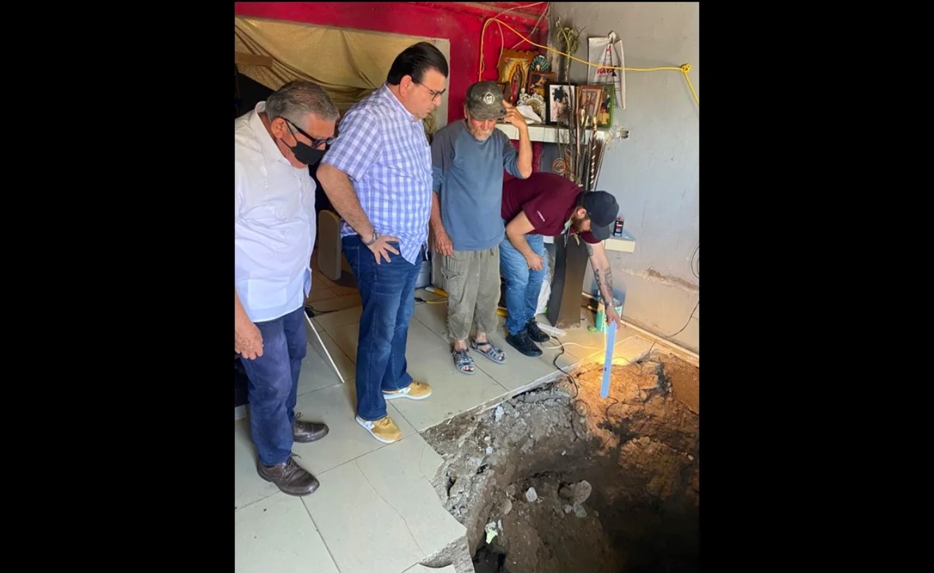 Se abre socavón en plena sala de una casa y se traga a un joven