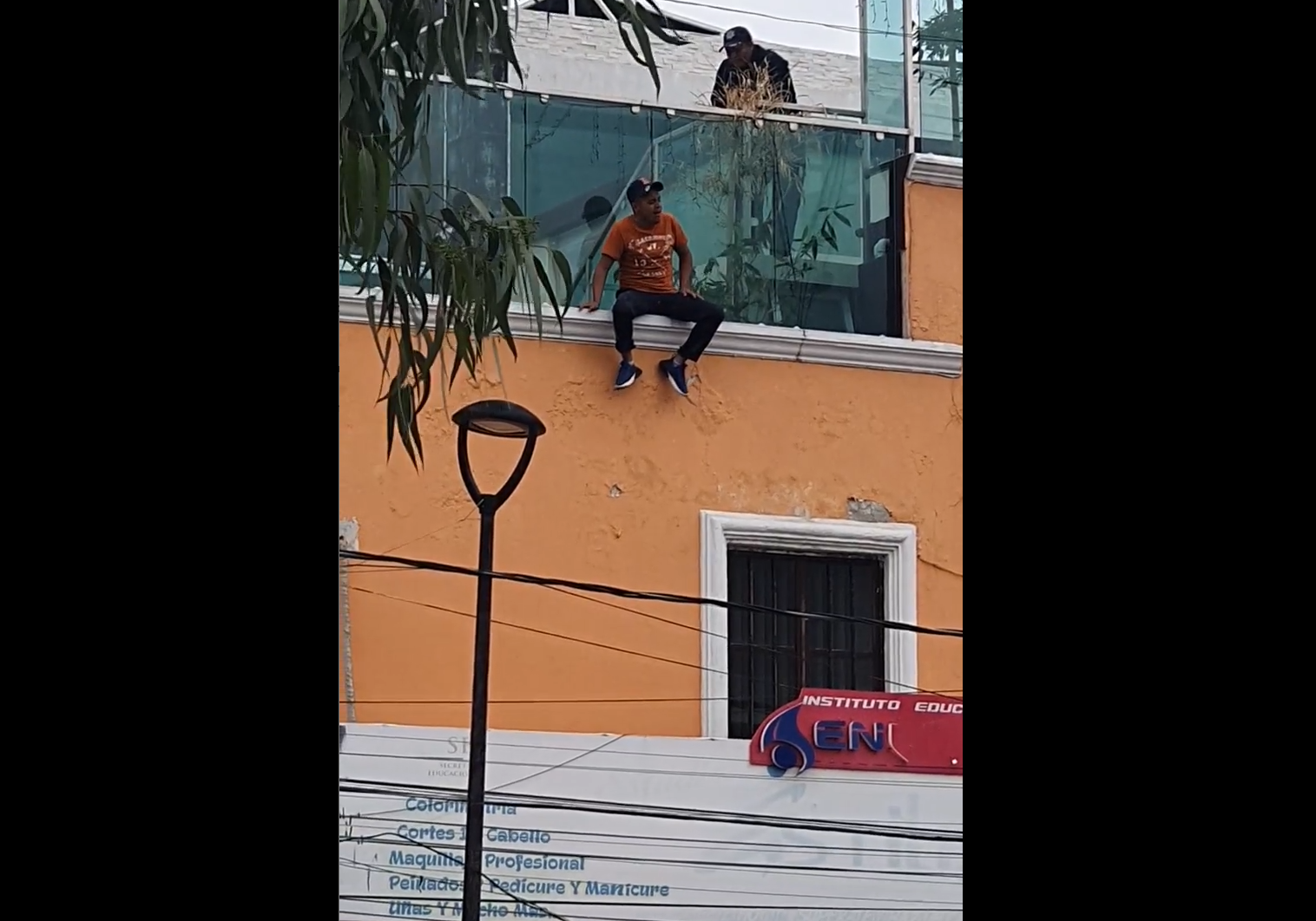 VIDEO Mi familia está en peligro: sujeto intentó lanzarse de edificio en Acatzingo