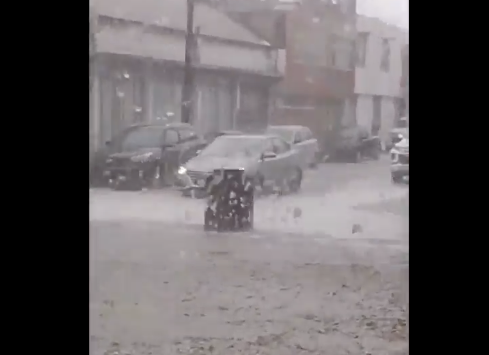 Y se marchó…captan tinaco circulando en Puebla tras fuertes lluvias