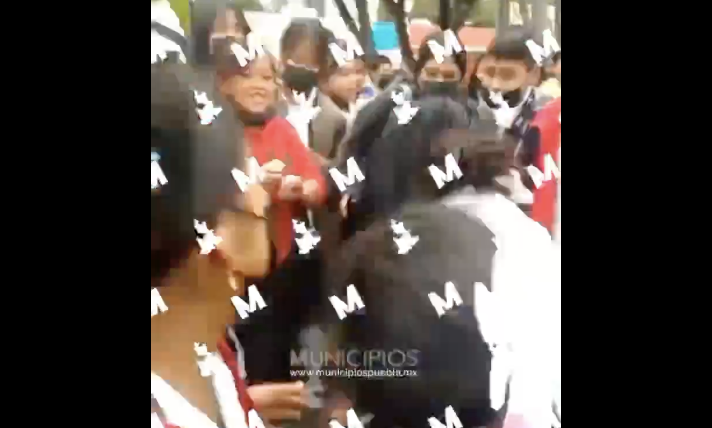 Suspenden a alumna por pelea en escuela de Tochtepec, Puebla