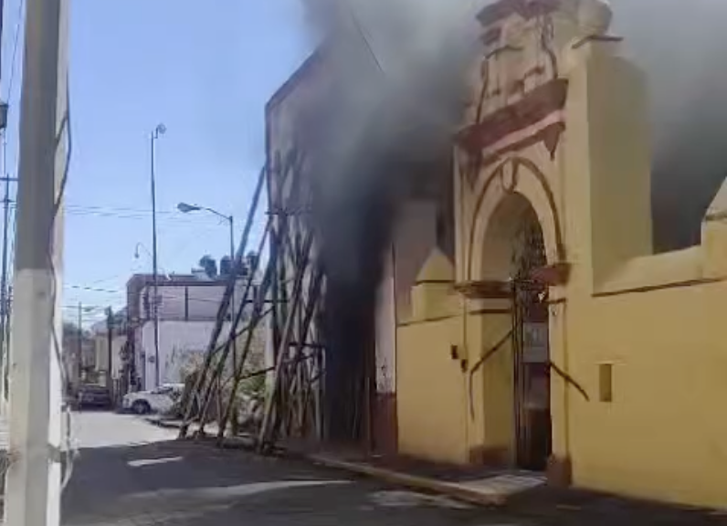 Reportan incendio en la iglesia de La Merced en Atlixco