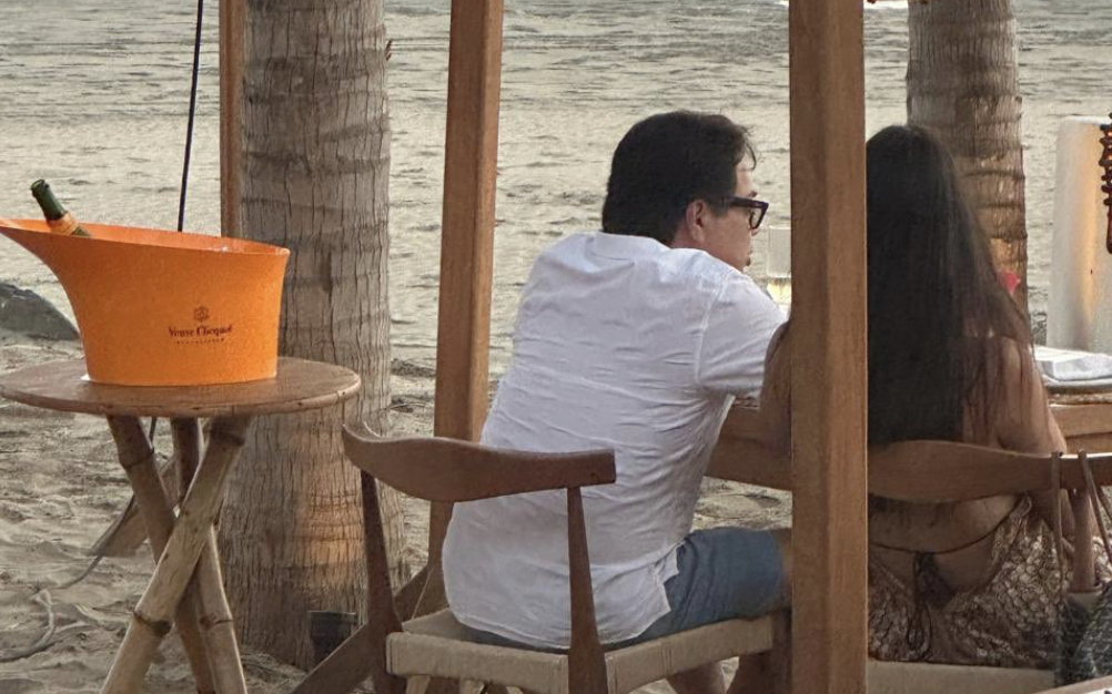 En medio de las encuestas, captan a Mario Delgado en playa de Zihuatanejo