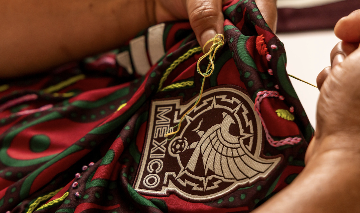 Artesanas de Naupan crean jersey edición especial de la Selección Mexicana